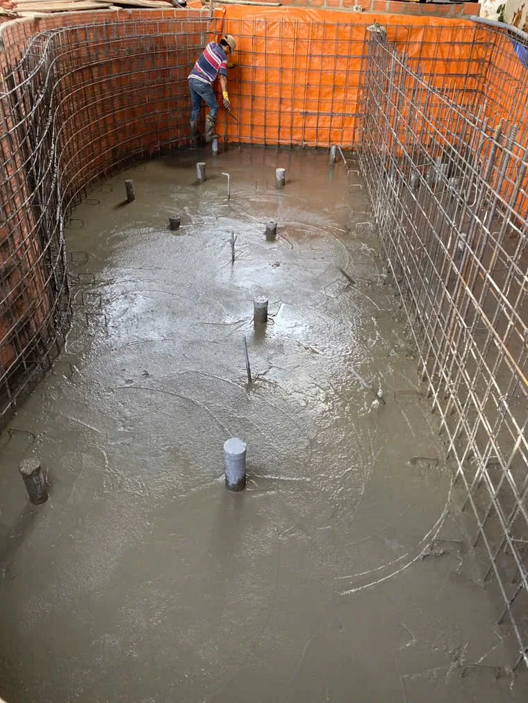 Thi công đáy hồ và hệ thoát nước