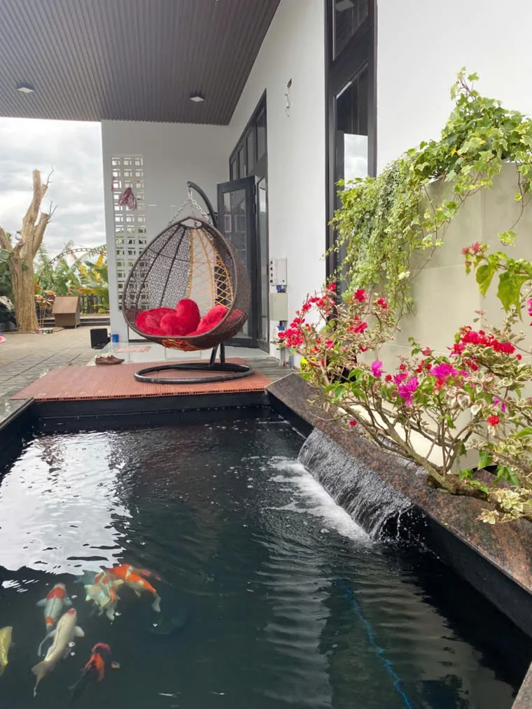 Hồ Koi bên hiên nhà có thác nước và góc thư giãn